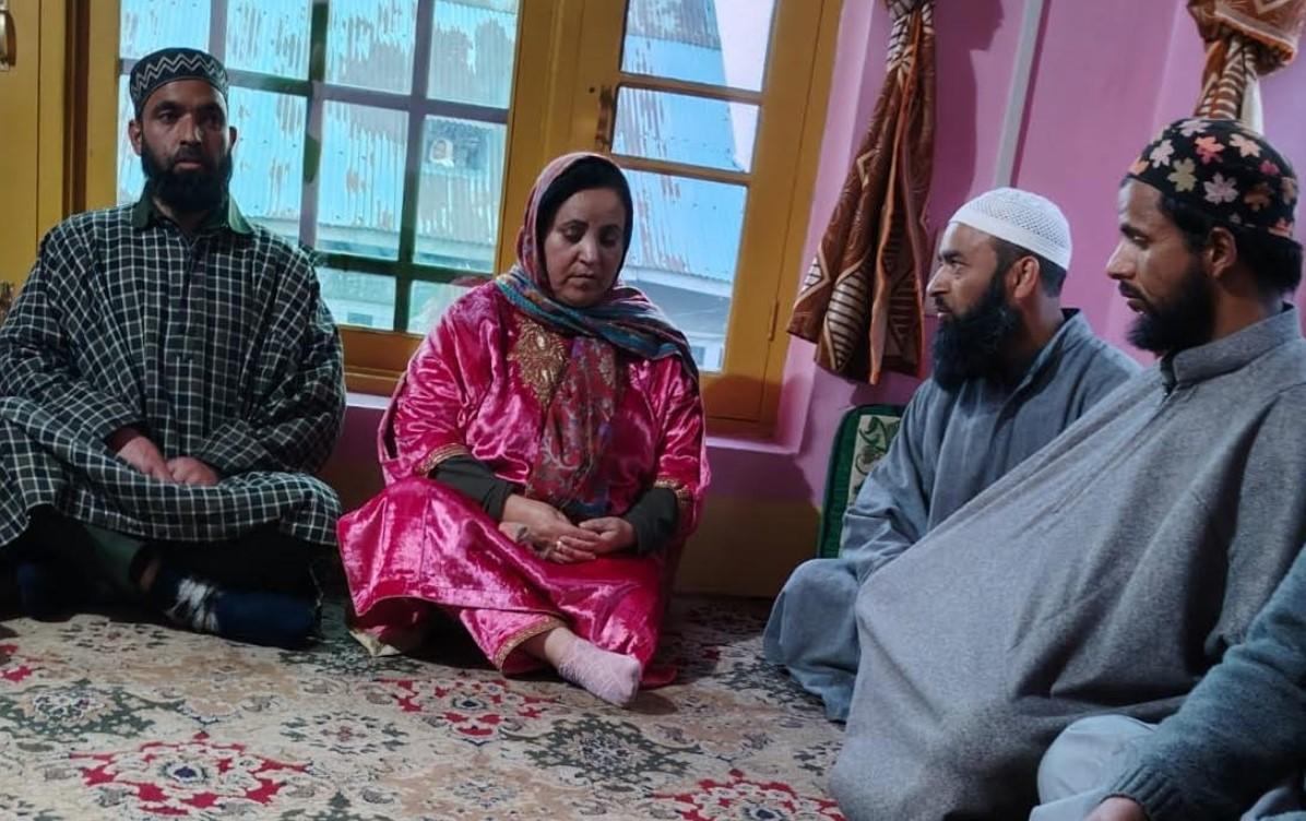 Sakeena Itoo visits Chansar Kulgam, expresses solidarity with family of Nowgam victim Arshid Ahmad Shah