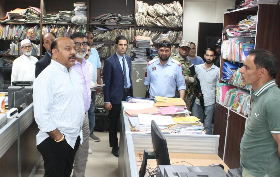 Dy CM pays surprise visit to govt offices at Sanat Ghar Bemina