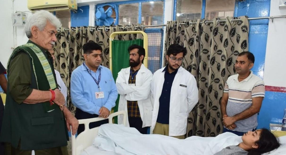Lieutenant Governor visits GMC Jammu; enquires about health of citizens injured in Chashoti flash floods