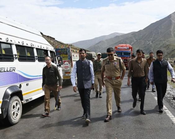 Over 2200 fruit-laden trucks evacuated via Mughal Road during past 24 hours: Div Com Kashmir