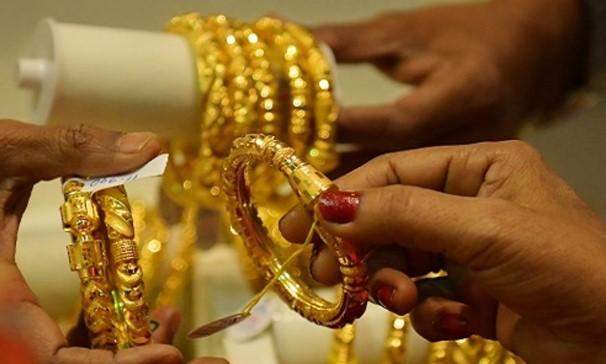 Gold falls by Rs 300 to Rs 1,25,300/10g as firm dollar, trade optimism curb safe-haven demand