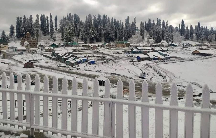 Snowfall continues across higher reaches of Kashmir, wet spell to continue for next 12 Hrs: Weatherman