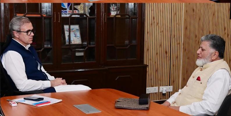 CM Omar Abdullah discusses key developmental issues with public representatives