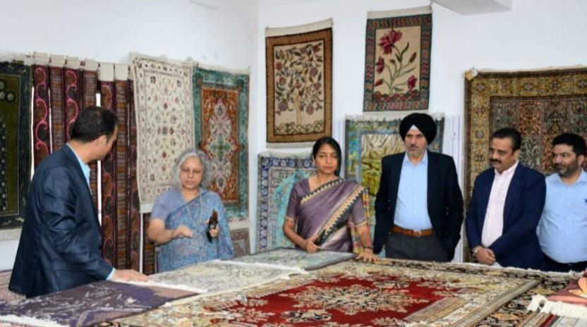 Kashmiri Carpets Get a Makeover: Union Textiles Secretary Rolls Out Modern Looms