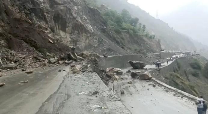 Traffic suspended on Jammu-Srinagar NH amid rains across Jammu