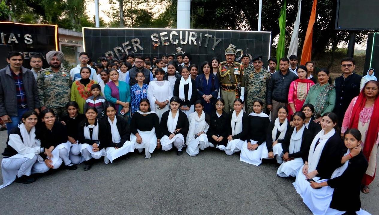 Kashmiri Migrant students experience Beating Retreat at Suchetgarh Border
