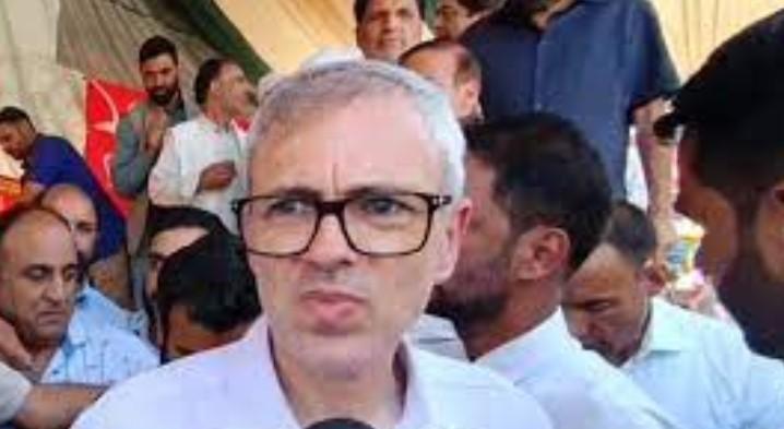 Omar Abdullah visits SKIMS to enquire about health of Mehbooba Mufti’s mother