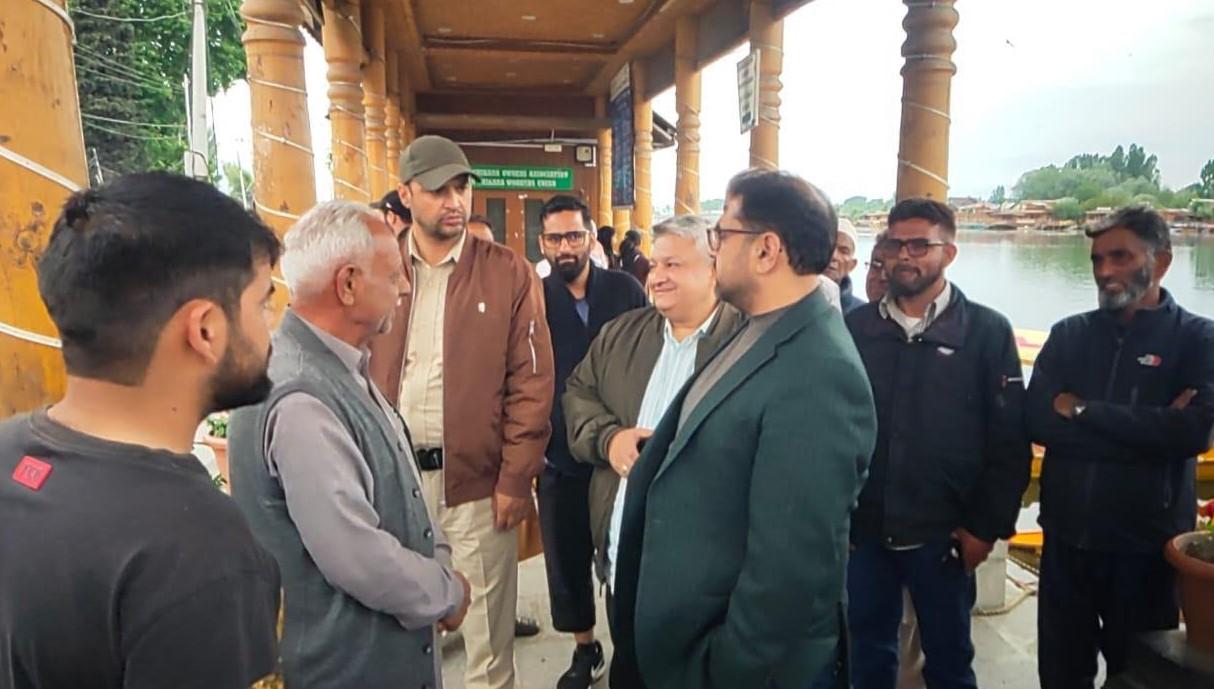 Satish Sharma meets Shikara Owners; assesses their issues