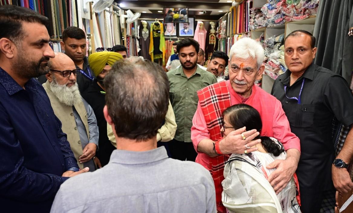 LG Sinha visits Srinagar’s Lal Chowk, interacts with shopkeepers and local traders