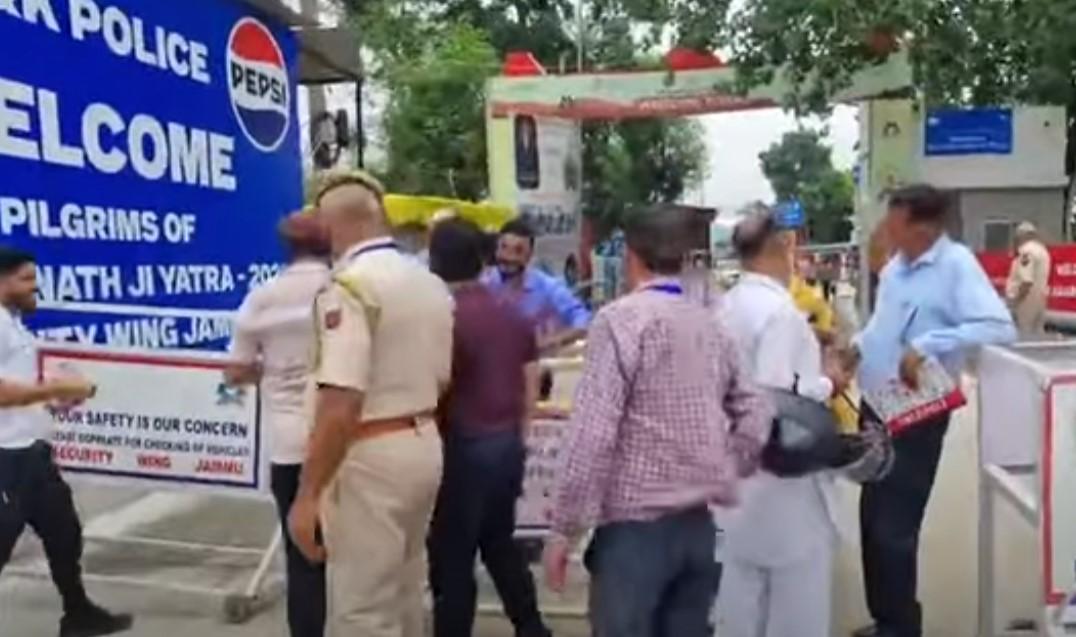 Devotees going in the first batch of Shri Amarnathji Yatra reached Yatri Niwas Base Camp Jammu