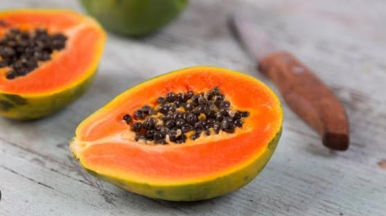 Raw papaya juice is packed with vitamins, beneficial in many health problems; know benefits