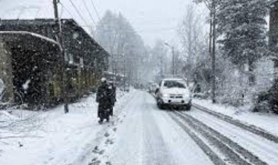 Fresh snowfall in higher reaches of Kashmir, heavy rains lash plains