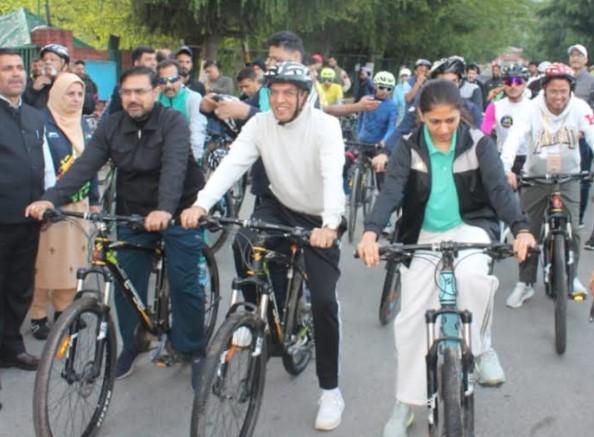 Dr. Mansukh Mandaviya, Satish Sharma lead ‘Sundays on Cycle’ in Srinagar; promote fitness, sustainability, Viksit Bharat Vision