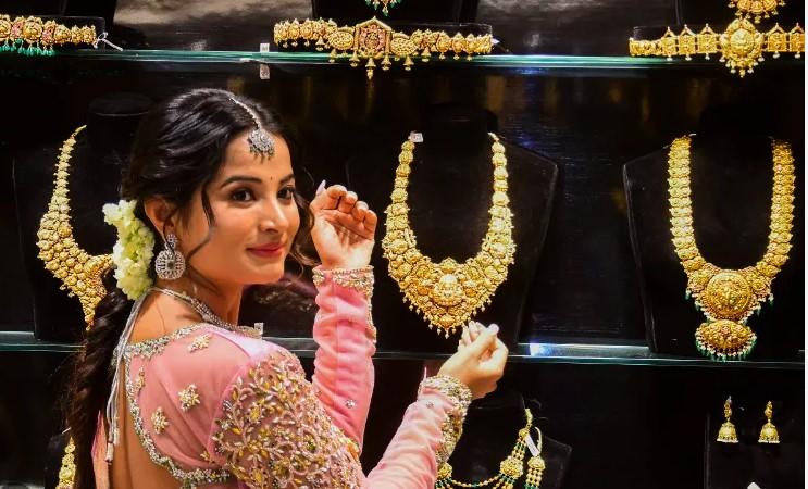Gold declines Rs 200 to Rs 99,370/10 g; silver plunges Rs 3,000 to Rs 1.12 lakh/kg