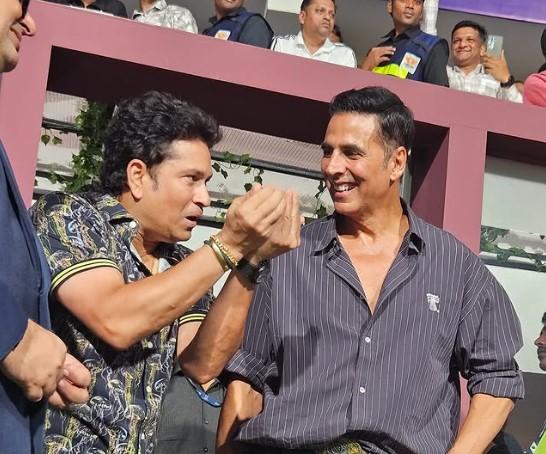 Akshay Kumar touches Amitabh Bachchan's feet, takes cricket tips from Sachin Tendulkar at ISPL season 2 finale