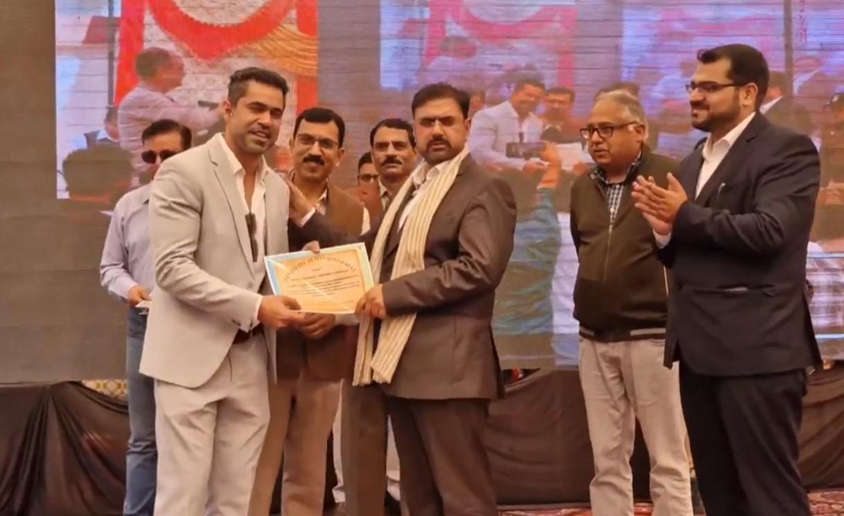 AEE Nitin Mahajan was honored by Cabinet Minister Satish Sharma for doing excellent work