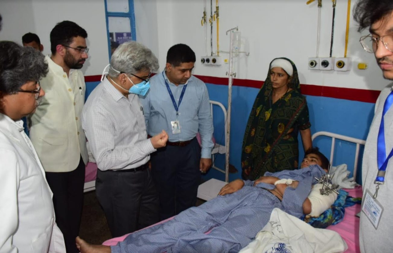 Dulloo visits GMC, enquires about health of Akhnoor bus accident victims