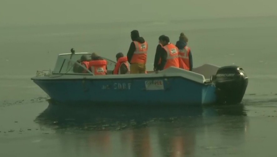 SDRF personnel deployed in frozen Dal lake to prevent people from walking