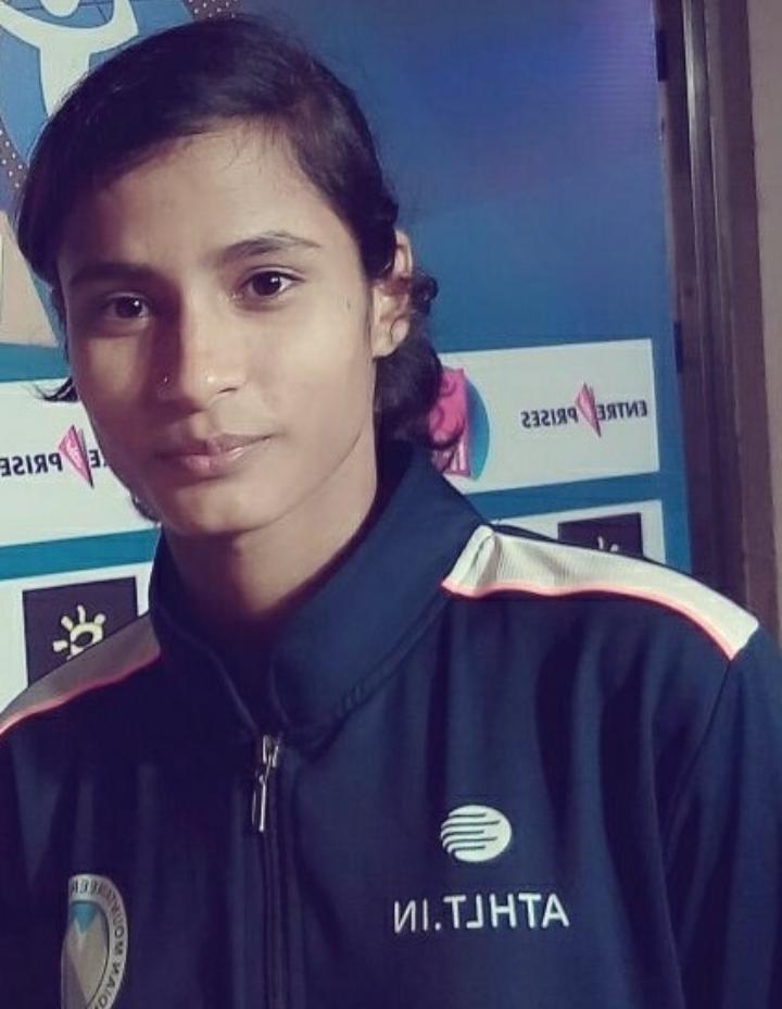 Jammu's Girl Shivani Charak wins gold in all India climbing Championship