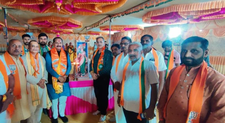 BJP all set to sweep Gujarat polls; claims Kavinder