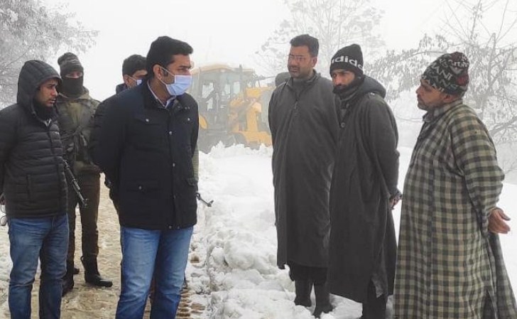Links and lanes main focus as snow-clearance was stepped up in Srinagar