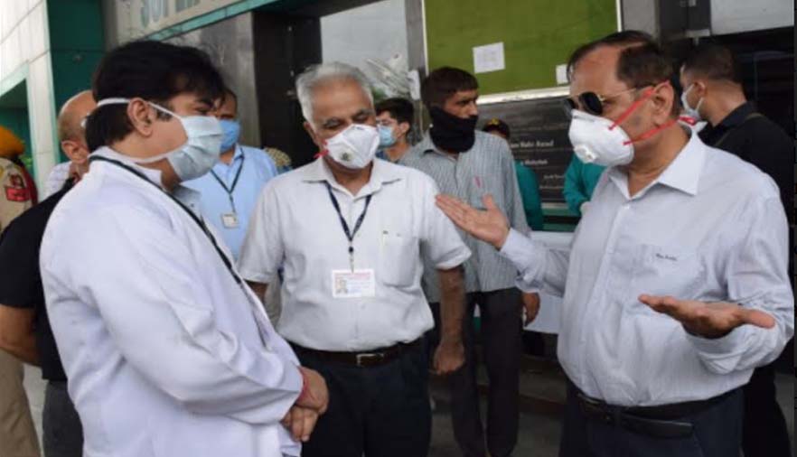 Advisor Bhatnagar conducts surprise inspection of Super Speciality Hospital