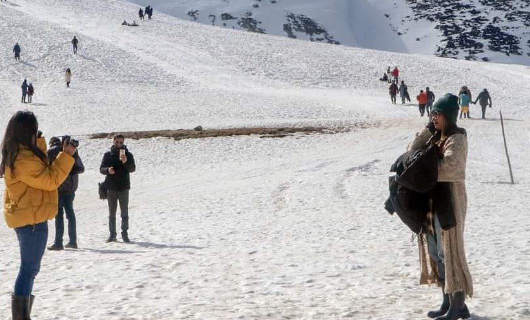 J&K: Tourists head to Sinthan Top amid lack of snow in valley