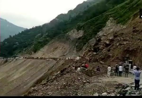 Thousands stranded as Jammu-Srinagar NH remains closed on Sunday;8 year old among 3 dead in separate incidents