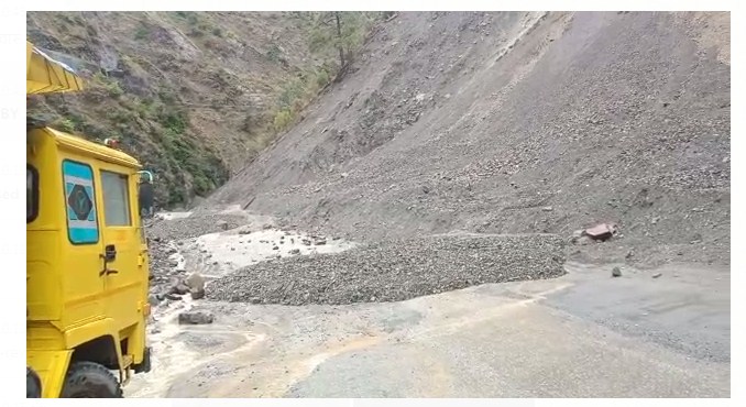 Srinagar-Jammu highway closed, Leh and Mughal roads remain shut 