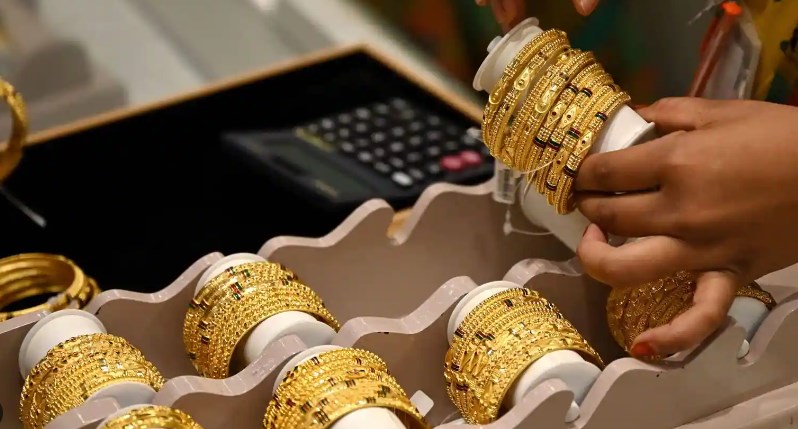 Gold price surges by Rs 540 to reach Rs 56,070 while Silver drops by Rs 200
