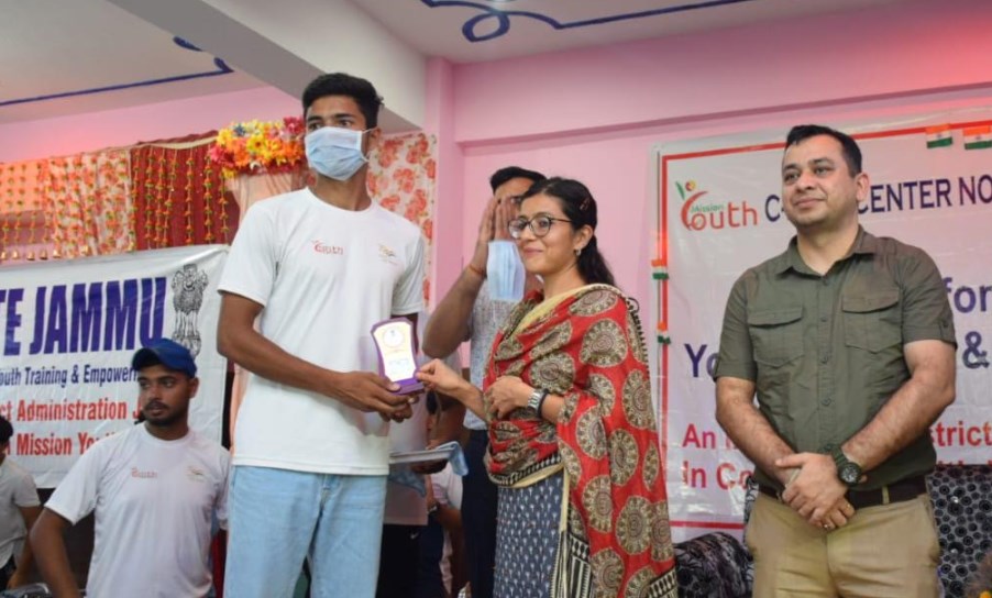 DC Jammu interacts with trainees at C-DYTE Bishnah