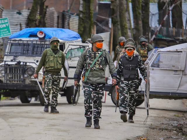 Top Terror associate among 4 OGWs arrested in Budgam, Arms & Ammunition Recovered 