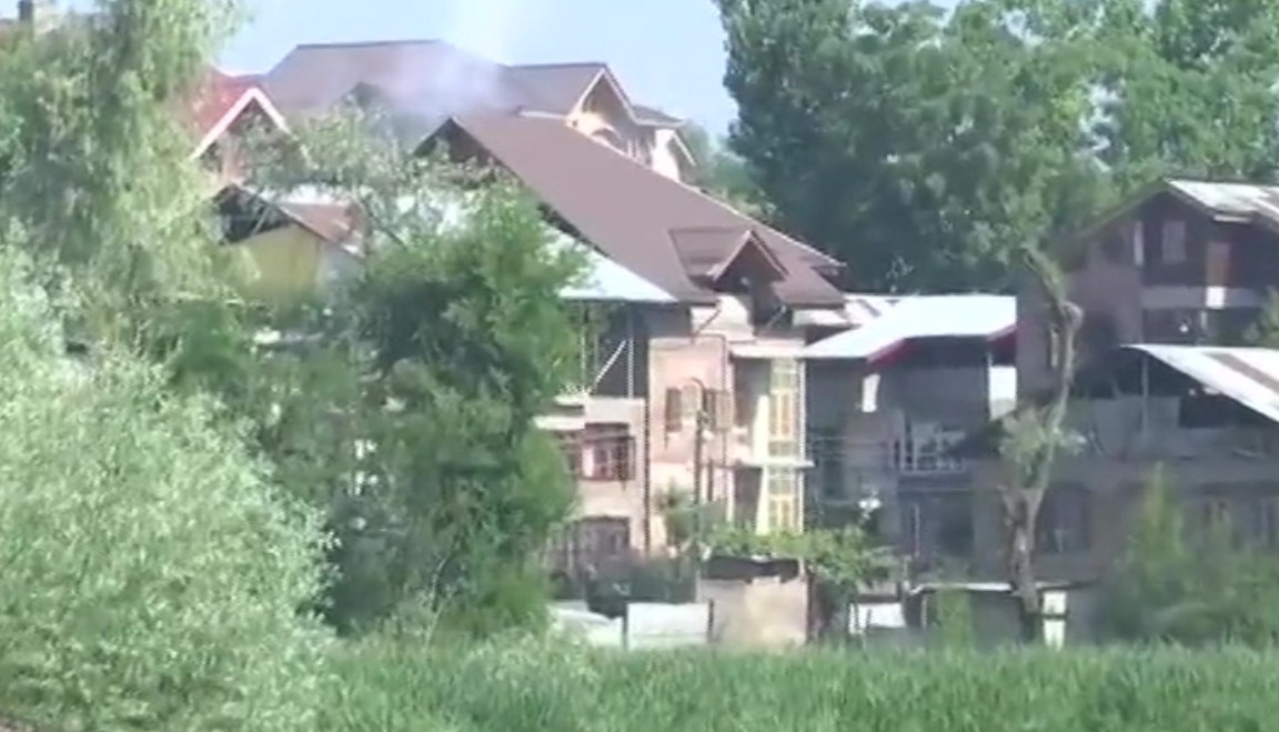 1 terrorist killed in encounter in J-K’s Srinagar, more trapped