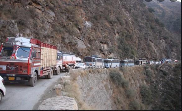 No traffic on Srinagar-Jammu highway, Leh, Mughal roads open