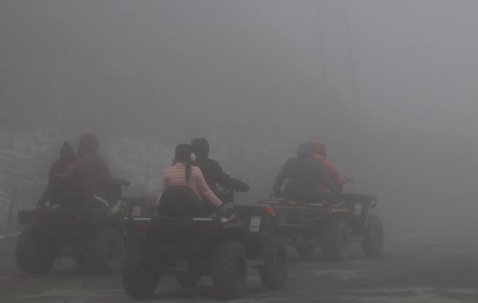 Dense fog covers Srinagar for third consecutive day
