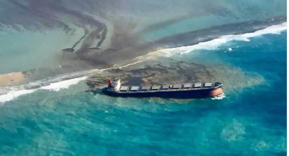 India sends 30 tonnes of technical equipment as assistance to Mauritius to contain oil spill