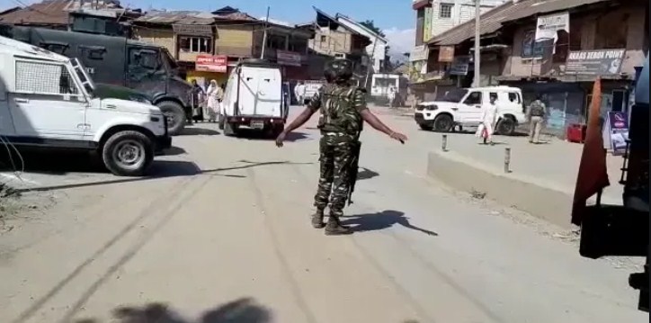 2 civilians injured as militants attack police post with grenades in Sopore