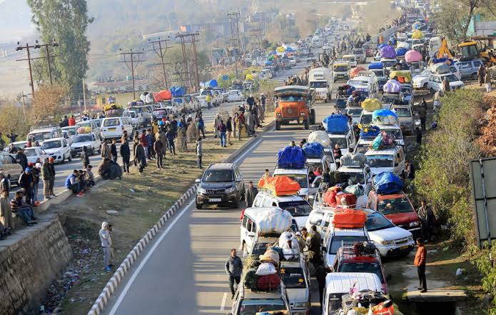 Jammu-Srinagar national highway shut for second day, 4000 Vehicles Stranded 
