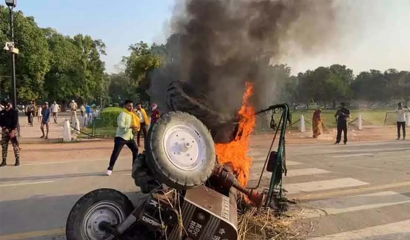 Delhi: Tractor set on fire at India Gate amid protests against farm bills