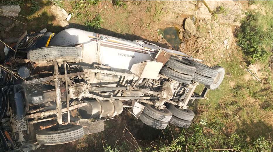 Gas tanker turns turtle, one killed in Mansar Charawa village
