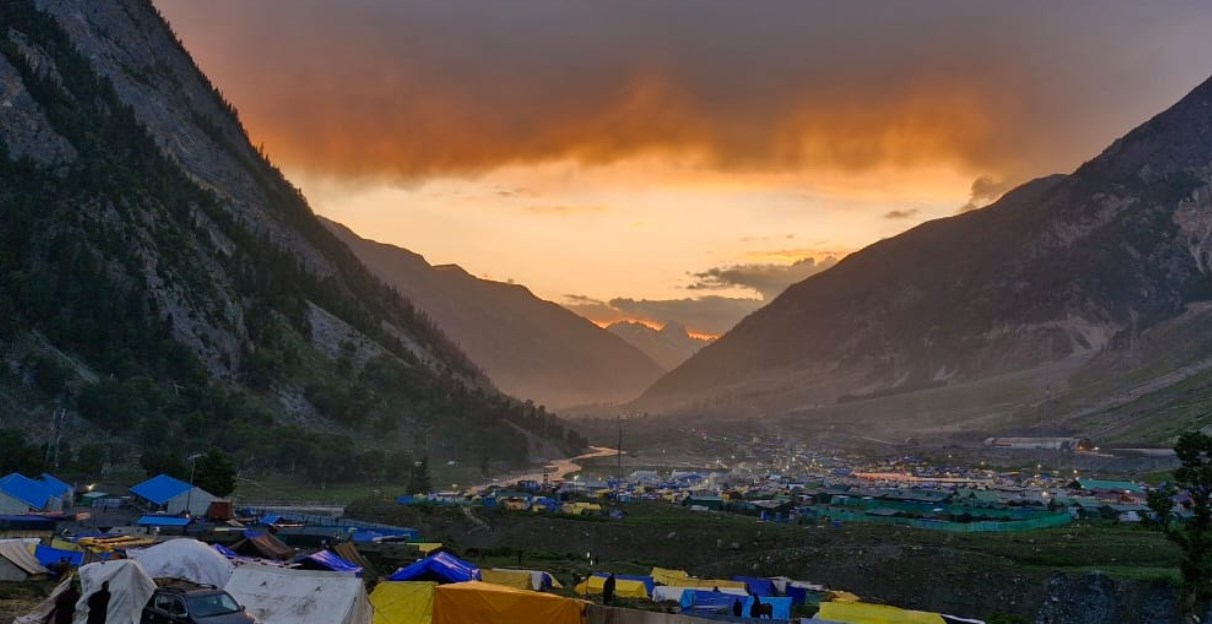 Amarnath Yatra continues along Baltal, Pahalgam twin tracks in Kashmir