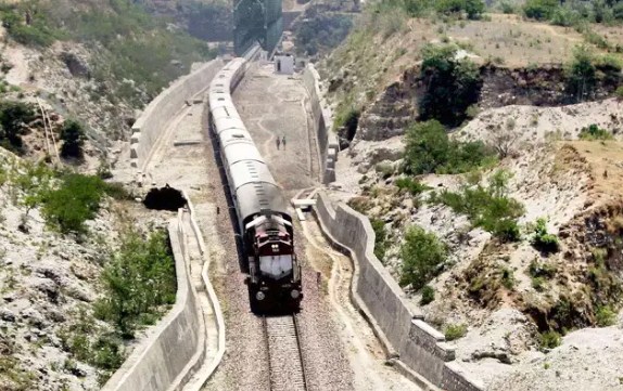 Div Com reviews progress on Udhampur-Srinagar -Baramulla Rail link