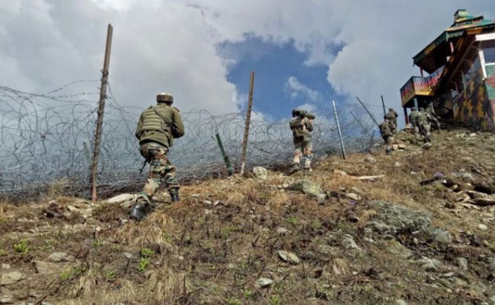 Indo-Pak armies trade gunfire along LoC in Uri