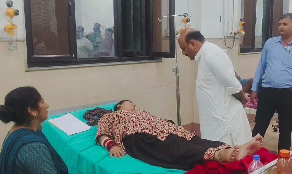 Dy CM conducts late hour inspection of SDH RS Pura, emphasizes on proper patient care, sanitation