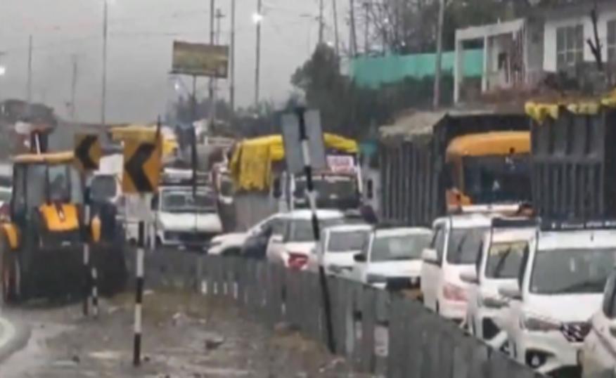 Traffic suspended on Jammu–Srinagar NH-44 due to rain, snowfall