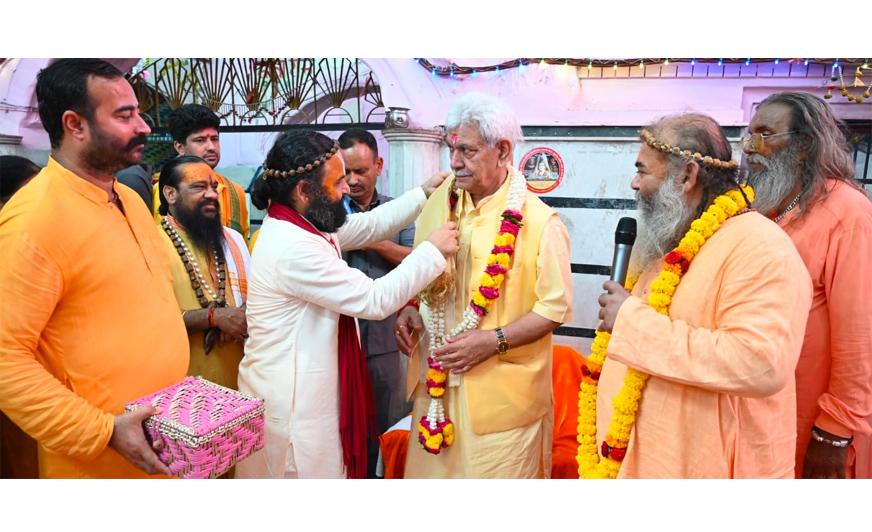 Lieutenant Governor pays obeisance at ancient Shri Ram Mandir at Purani Mandi Jammu
