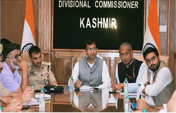 Div Com assures evacuation of stranded fruit-laden trucks through National Highway, Mughal Road