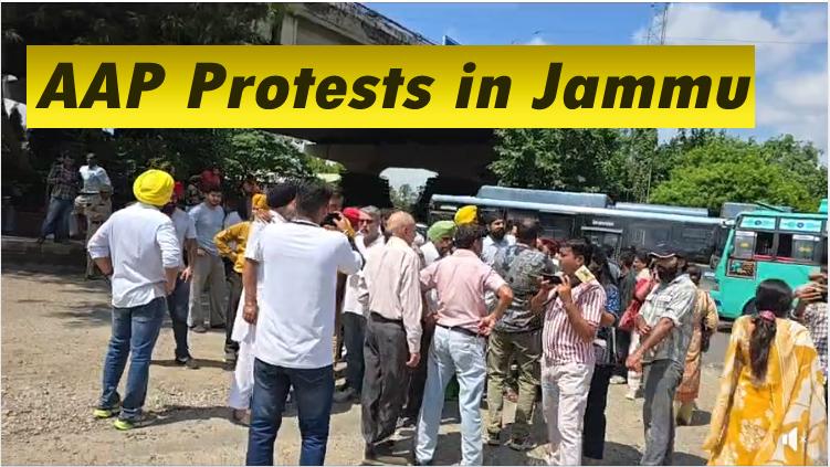 mehrajmalik के लिए jammu में AAP के कार्यकर्ताओं का #protest ; PSA के तहत हैं हिरासत में!