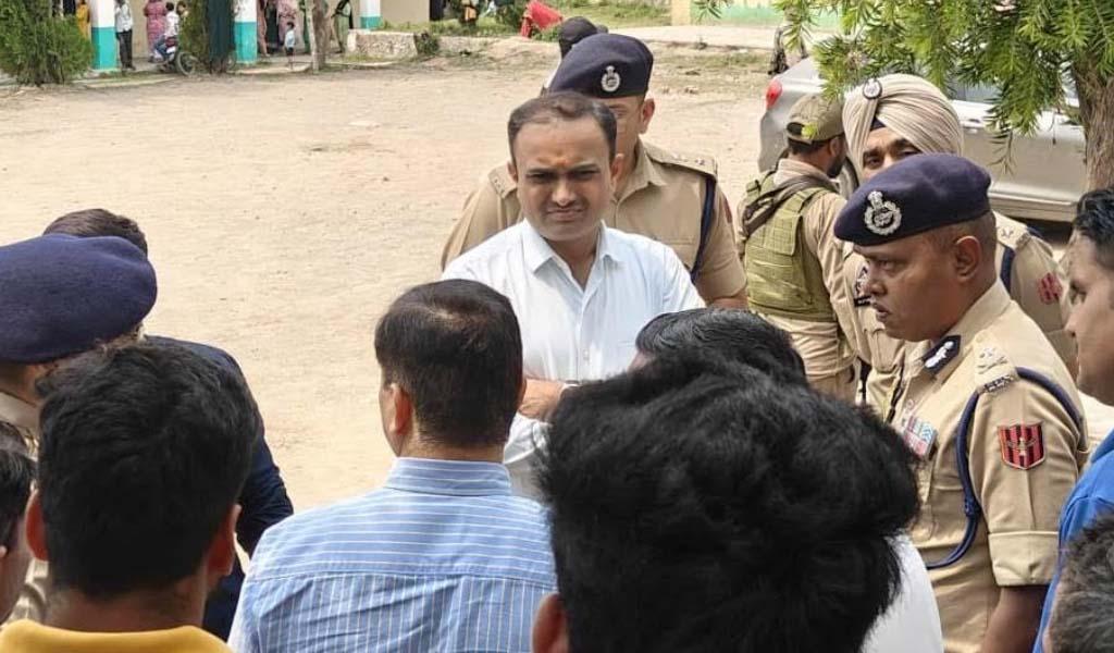 Div Com, IGP Jammu visit Nowshera to review facilities for border area residents shifted to relief camps