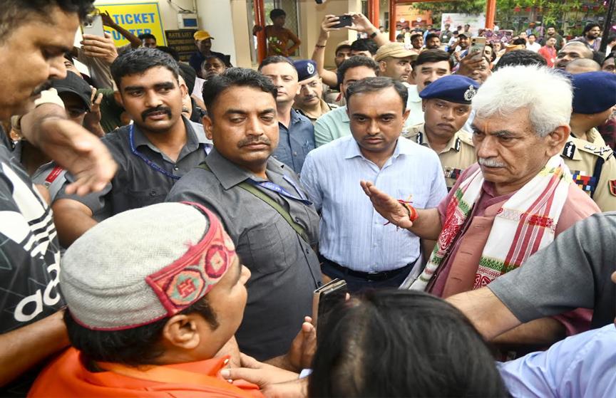 Lieutenant Governor visits Yatri Niwas at Bhagwati Nagar Jammu, reviews arrangements for Pilgrims